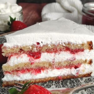 Tarta de fresas con nata